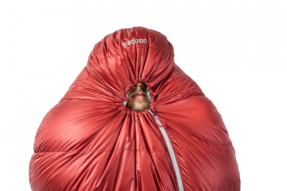 Stažená anatomicky tvarovaná kapuce